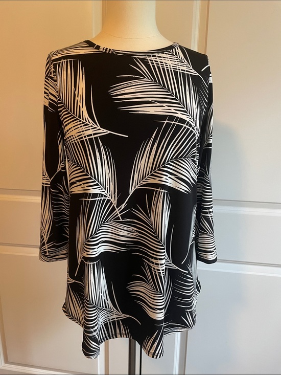 Karen Kane Tops - Karen Kane Black and White Palm Leaf Tunic Size XL